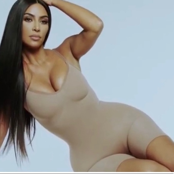 SKIMS SCULPTING BODYSUIT MID THIGH (PRICE FIRM) - Picture 3 of 6